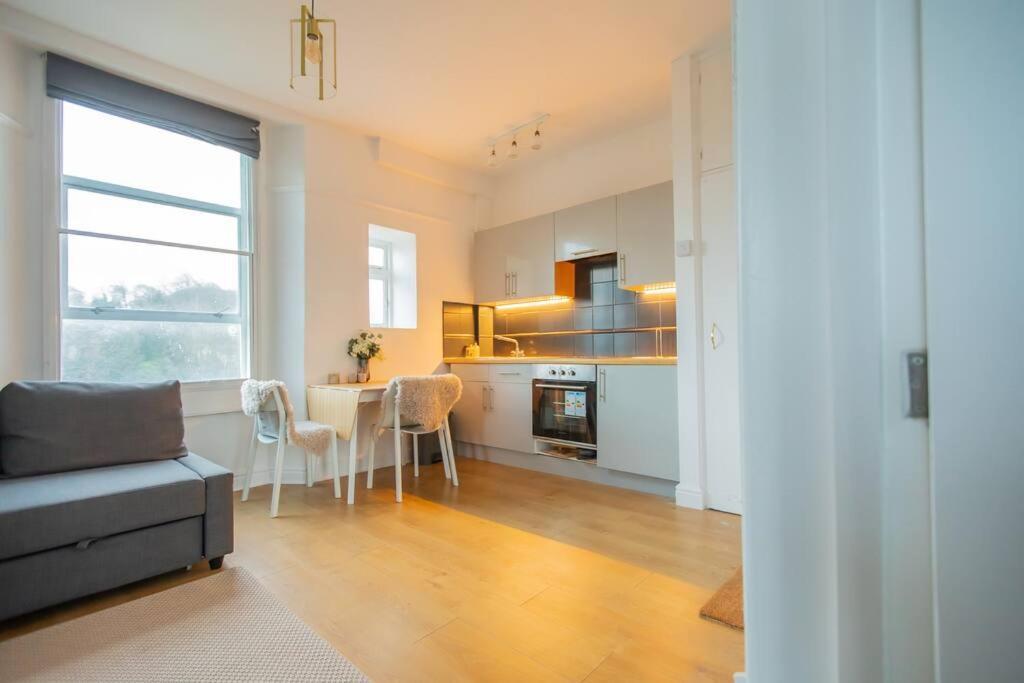 Georgian Gem Free Parking &Views Apartment Bath Exterior photo